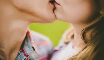 Enfermedad del beso, cuáles son sus síntomas y como evitarla