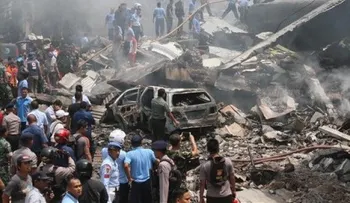 74 muertos al caer avión militar en Indonesia