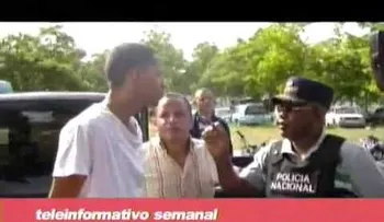 Observe cómo un policía le saca información a presunto delincuente ligado a muerte joven en Santiago 
