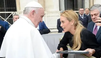 Lilian Tintori le pidió al papa Francisco "que no bendiga a la dictadura" de Nicolás Maduro
