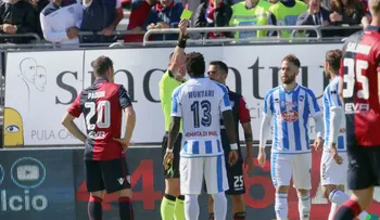 Indignación en Italia: pidió que detengan el partido por cánticos racistas, pero el árbitro lo amonestó