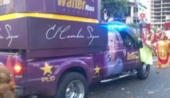 Vehículo promueve candidato oficialista desfila en carnaval