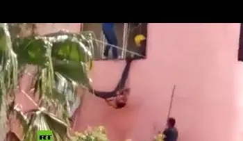 Atrapan ladrón y lo golpean como si fuera una piñata