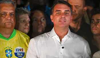 Flávio Bolsonaro viaja a EE.UU. tras incumplir entrega de pasaportes, según fuente cercana