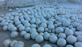 Extrañas esferas blancas en una playa rusa conmocionan a la población