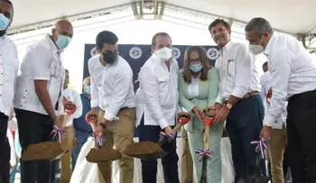 Ministro Paliza y director de INAPA Arnaud dan primer palazo para rehabilitación de planta de aguas residuales en Castillo