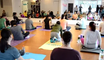 Un gimnasio pone de moda la última práctica del Yoga ((VIDEO)