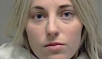 Arrestan a profesora que tuvo sexo con alumno en la banca de un parque