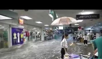Inundación y caos en un centro comercial de China, por lluvias (VIDEO)