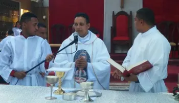 Padre prohíbe abrazo de paz en celebración patronales de Cambita en San Cristóbal