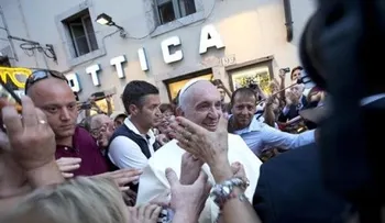El papa sale del Vaticano para comprarse gafas nuevas