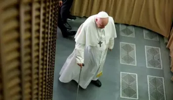 Piden orar por la salud del papa Francisco, operado de una hernia incisional