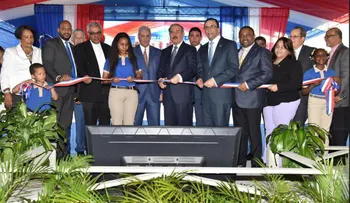 Presidente Medina junto al ministro Andrés Navarro entrega centro educativo en Los Guaricanos  