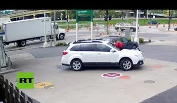 Usó una maniobra de película y evitó que le robaran su yipeta