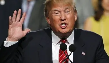 Trump despide asistente por comentario racistas en Facebook 