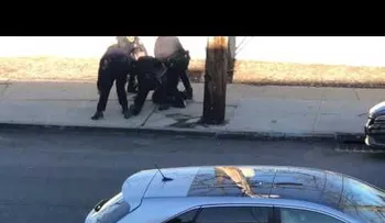 Detienen hombre intentó romper propiedad policía en El Bronx