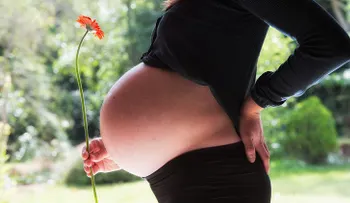 Un joven transexual da a luz a un bebé