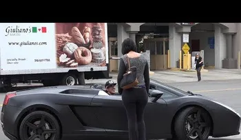 Mujer interesada recibe una lección que se vuelve viral: Observa lo que pasa (VIDEO)