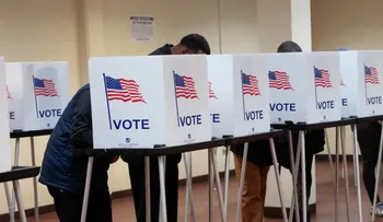 Los latinos se consolidan como el electorado indeciso decisivo para las elecciones de medio término en EE.UU.