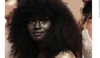 La "Diosa de la Melanina": la modelo que es una sensación en redes sociales por su color de piel