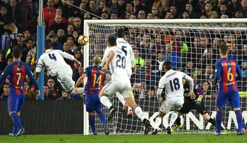 Real Madrid empata de último minuto al Barcelona con gol de Sergio Ramos