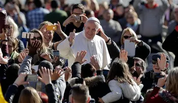 El papa pide revisar la Biblia tanto como los celulares 