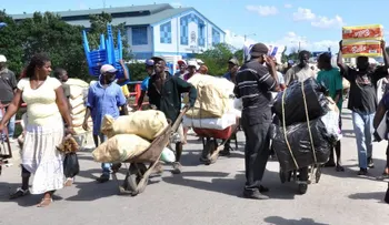Autoridades haitianas echan a la basura mercancías compradas en mercado