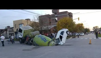 Un gran socavón en plena calle se traga un camión y un automóvil en Argentina (3)	