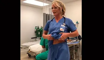 Enfermera se quita la ropa cuando atiende a un paciente en emergencia