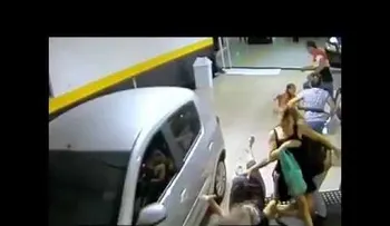 Brasileña arrolla mortalmente a un grupo de fieles y huye (VIDEO)