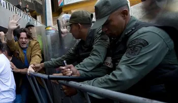 Realizan protestas y saqueos en Caracas