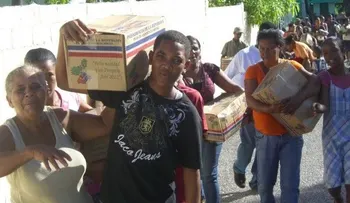 Gobierno entrega cajas navideñas en Barahona