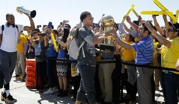 El trofeo llegó a Golden State; desfilan mañana