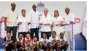 Luis Abinader entrega techado en La Romana