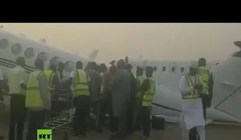 Avión sobrecargado con dinero en bolsas no puede despegar y colapsa en la pista