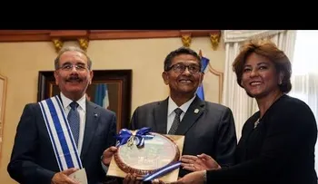 PARLACEN condecora al presidente Medina con la orden Francisco Morazán