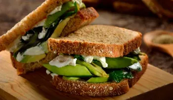  Sandwich de aguacate, queso crema y espinacas; delicioso. Buen provecho! 