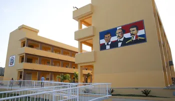 Presidente Medina entrega liceo en SDE con 25 nuevas aulas para 770 estudiantes