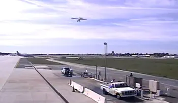 El peligroso aterrizaje de Harrison Ford que casi provoca un accidente aéreo (VIDEO)