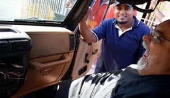 Menores roban radio y otras pertenencias de yipeta de Anthony Ríos 