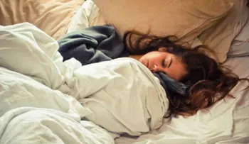 Este mal hábito al dormir podría hacerte engordar al día siguiente