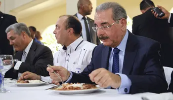 Presidente Medina inaugura aulas en un politécnico y almuerza con estudiantes