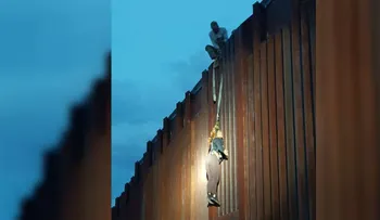 Abandonan a una mujer colgando del muro fronterizo entre México y EE.UU.