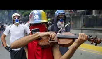 Un joven violinista conmueve al Mundo tocando el himno en medio de la represión en Venezuela