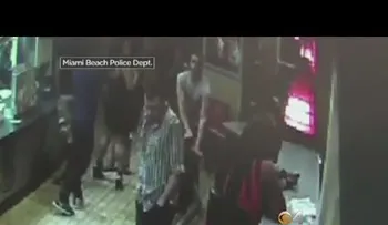 Atacan a una pareja gay por besarse en un Burguer King  (VIDEO)