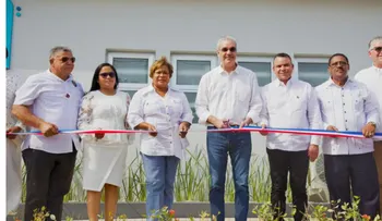 Abinader inaugura hospital renovado en Hacienda Estrella