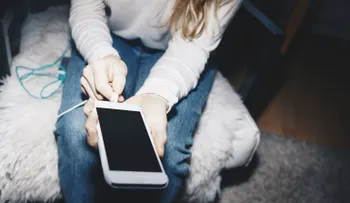 Te lo decimos por tu bien, no cargue tu celular por la noche; siempre será mejor prevenir que curar 