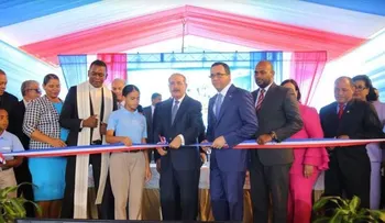 Presidente Danilo Medina junto al ministro Andrés Navarro entrega un nuevo liceo en SDE; tiene 28 aulas para 875 estudiantes