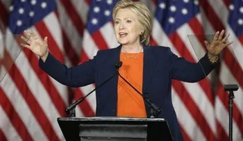 Clinton dice que elegir a Trump sería un "error histórico"