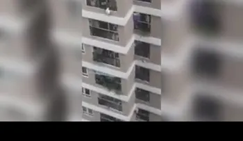 Un repartidor salva a una niña que cayó de una altura de 12 pisos
